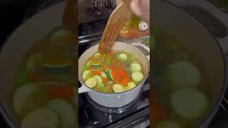 Sopa con pollo pasta y verduras para calentar el estómago con este frío y lluvia que está haciendo