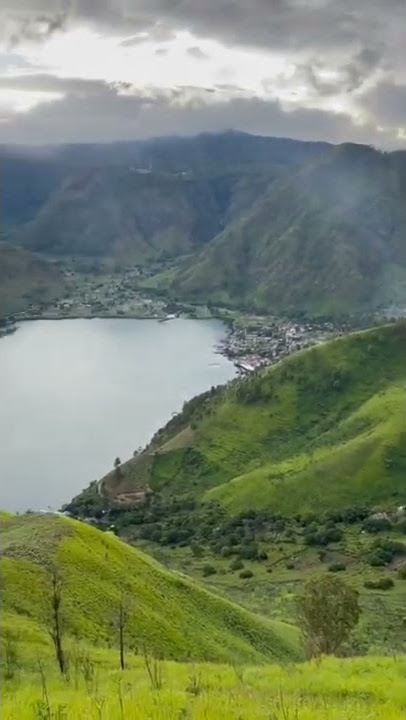 Air terjun sipiso-piso dan indahnya danau toba dari kejauhan... #shorts #shortvideo #laketoba #sumut