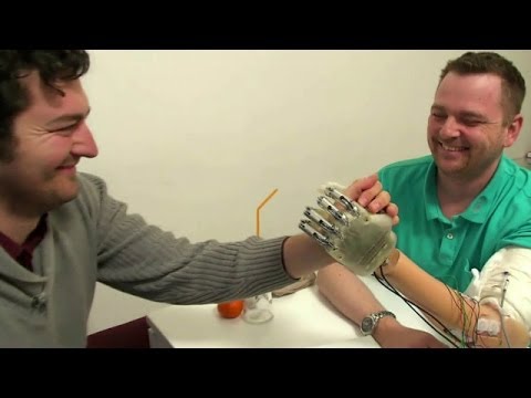La primera mano biónica con sentido del tacto