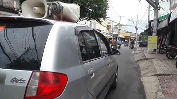 Nghề chú hề lái xe hơi quảng cáo cho rạp xiếc ở nhà hát Hòa Bình