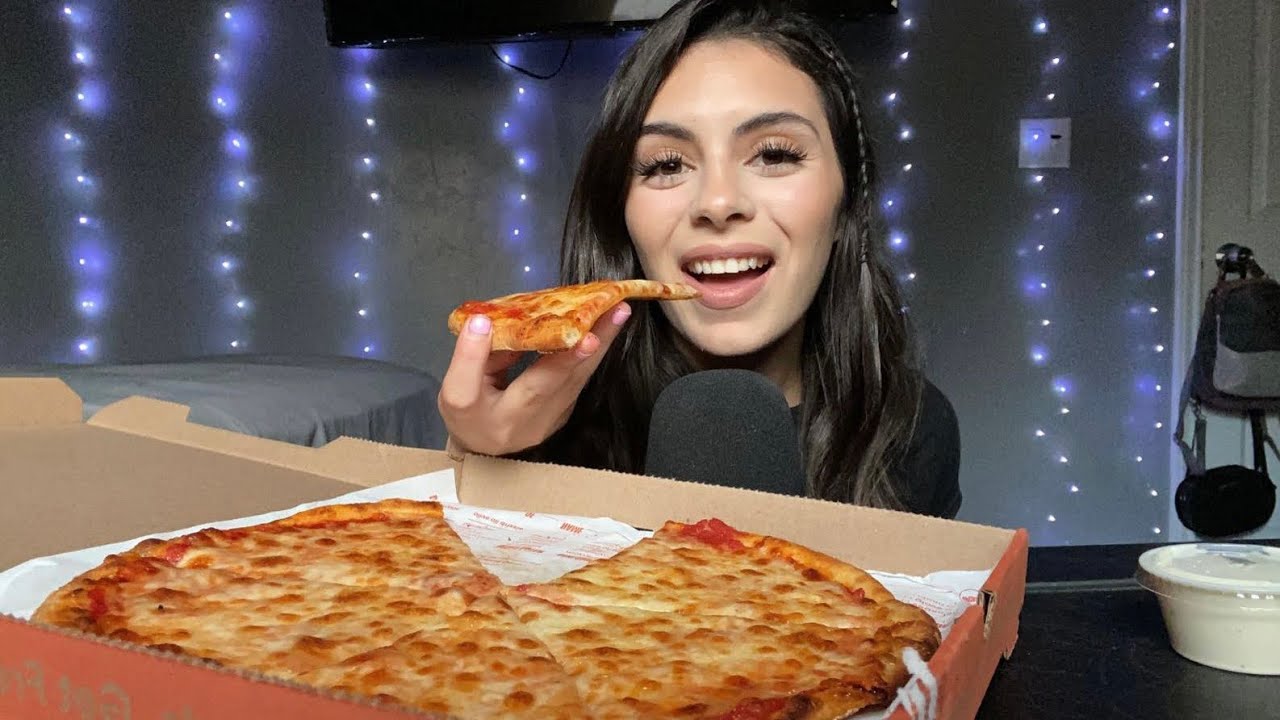 Asmr cheesy blaze pizza mukbang(eating sounds)🍕