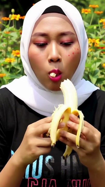 Awek makan pisang dengan sopan...