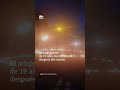 Un Joven Utiliza un Lanzallamas durante Disturbios Callejeros