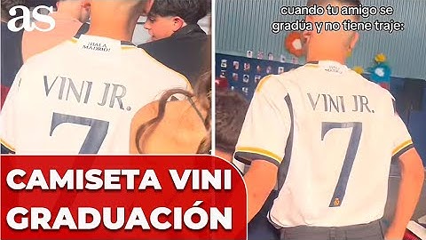Va con la camiseta de VINICIUS a su GRADUACIÓN y la REACCIÓN del JUGADOR se hace VIRAL