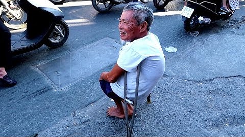 Cảm phục nghị lực phi thường của chú ăn xin bại liệt (xin tiền bán vé số)