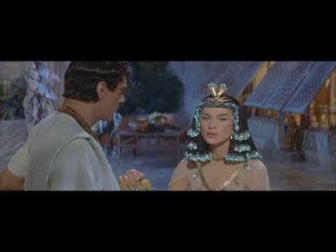 Video: Tunica D'oro E Diadema Di Cleopatra: Muceniece Ha Provato Sull'immagine Della Regina Egiziana