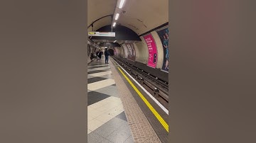 London Underground Trains Northern Line Arrives in Tube Station #londonunderground #train