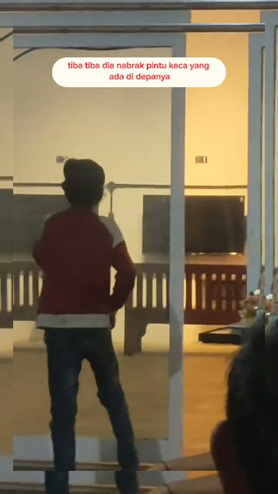 Momen lucu seorang pemuda nabrak pintu kaca bikin ngakak #shortvideo #viralvideo  #funny #lucu #fyp