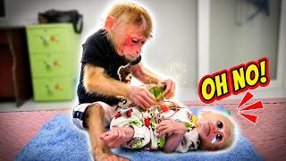 So Sad… Baby Monkey Buna Needs Help—Kyo Can’t Stay Calm! 💔🐒