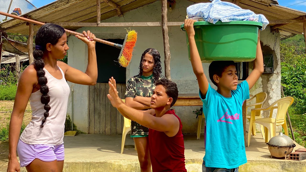 Mulher Explora Seu Filho Enquanto Seu Esposo Trabalha