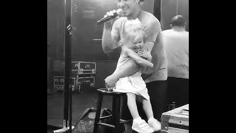 Thumbnail of Nick Lachey singing to Brooklyn
