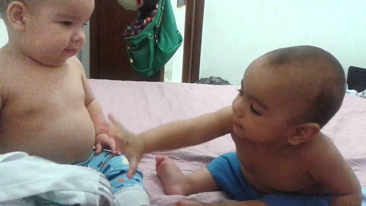 Bebê bate no outro com apenas seis meses..