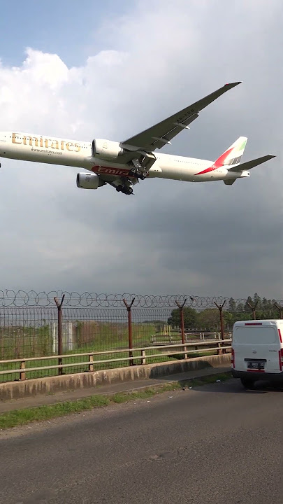 Pesawat Boeing 777 Landing di Bandara Soekarno-Hatta Jakarta