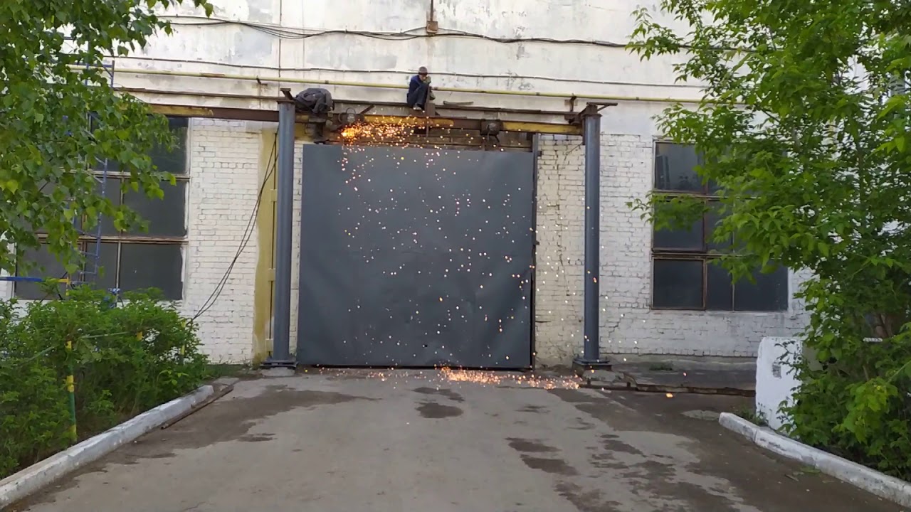 Демонтаж. Резка газом. Падение ворот. - YouTube