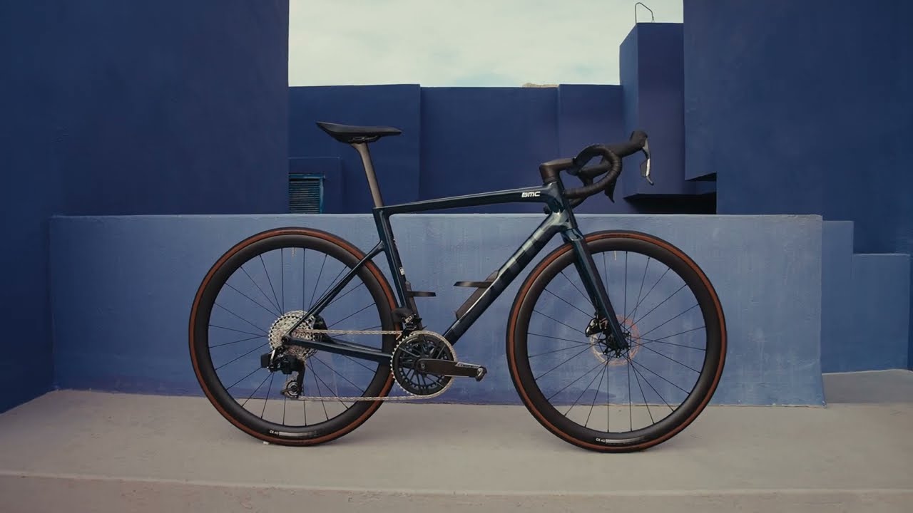 Teammachine SLR 01 FIVE Blue Glitter Carbon – BMC Switzerland AG
