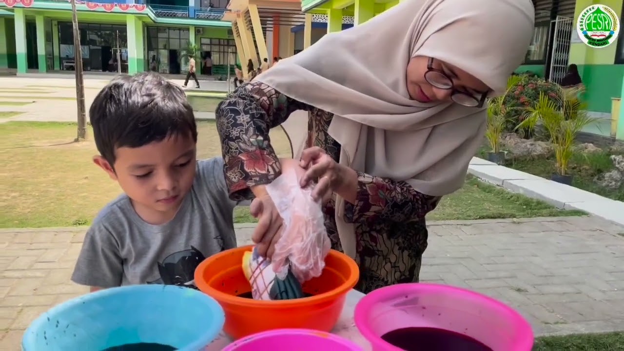 Happy National Batik | International Class Grade One MI Ummusshabri Kendari