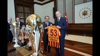President Erdogan receives Galatasaray’s executives, coaching staff, players