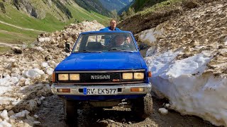 Gefährliche Jeep-Fahrt auf Berghütte in den Alpen
