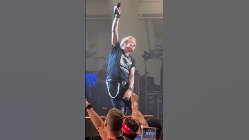 Watch Axl Rose Give Slash the Most Epic Introduction Ever!