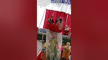 Hai nghệ nhân gặp nhau ở đám cưới hát phong slư đối đáp chúc mừng ngày cưới rất hay.