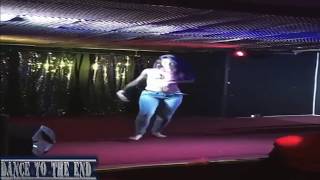 رقص راقصه بنطلون جينز ضيق  على مهرجان اديك فى الارض تفحر  20