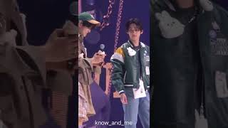 lee know and seungmin during day 3 ment #leeknow #seungmin #2min