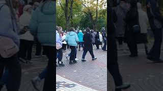 Танцы пенсионеров в центре Чернигова