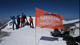 Флаг GanaMana Adventure на вершине Эльбруса
