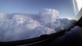 VOLANDO ENTRE NUBES DE TORMENTA