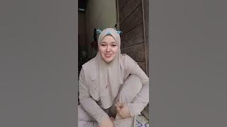 The charm of a young mama is really wearing a beautiful hijab with a nice body