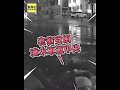 4人受困泡水車險滅頂！3壯漢「肉身拉車」救援