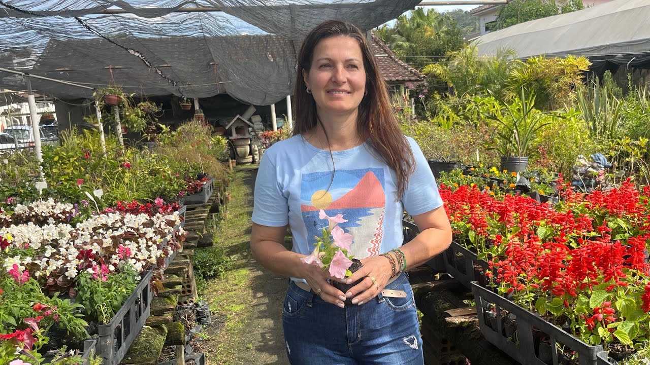 MULHER FORTE - ELA CUIDA DAS PLANTAS