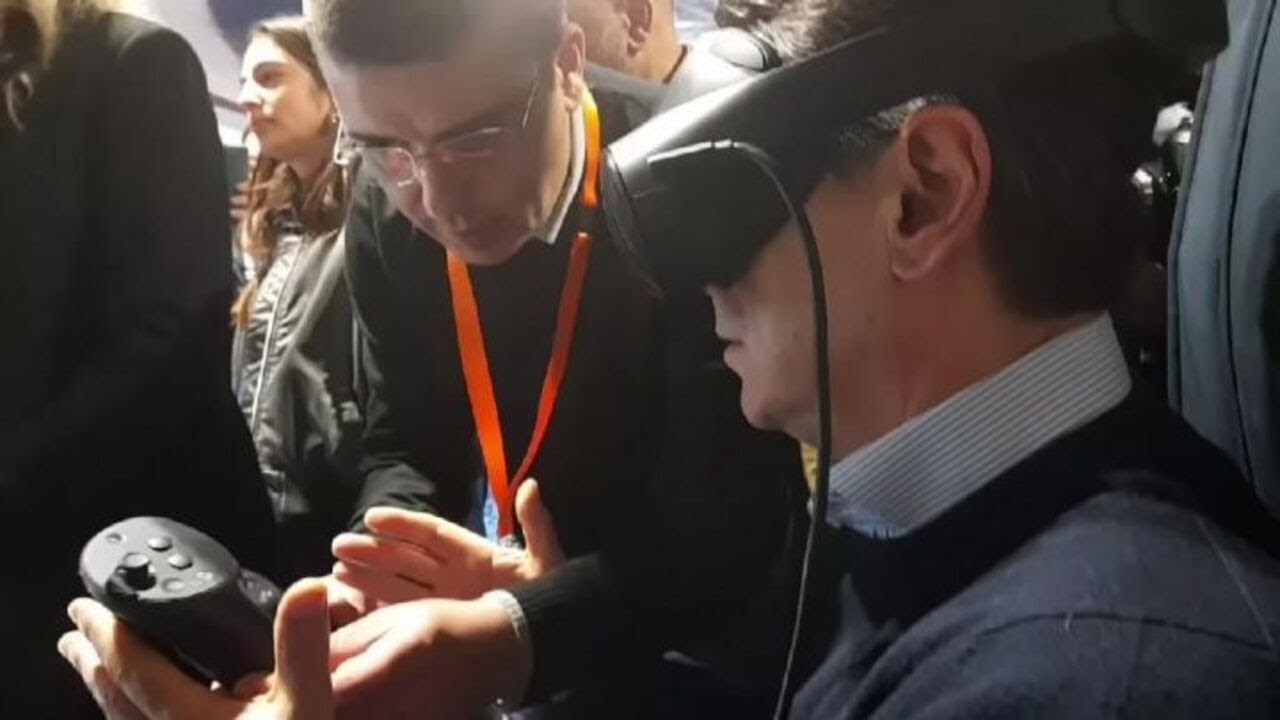 Conte parla con il suo avatar e prova la realtà virtuale al convegno del M5s YouTube Conte parla con il suo avatar e prova la realtà virtuale al convegno del M5s YouTube
