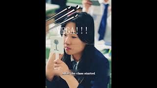 Jamaa kiongozi wa genge la magaidi anajifanya mwalimu wa high-school na kuwapa funzo wanafunzi YEGA