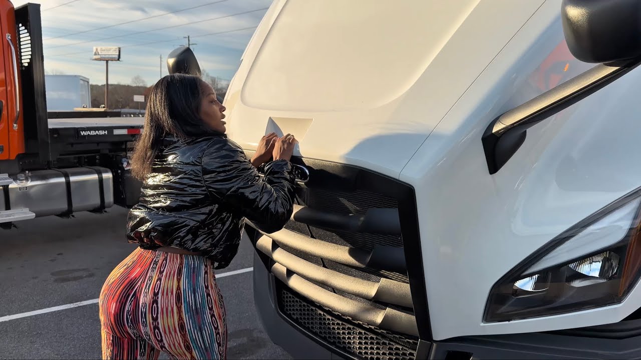 My First Look At The 2025 Freightliner Cascadia 