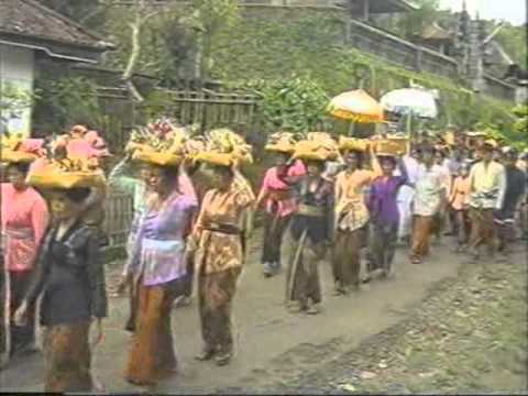 Upacara Ngangkid Di Desa Adat Pedawa Th 2003