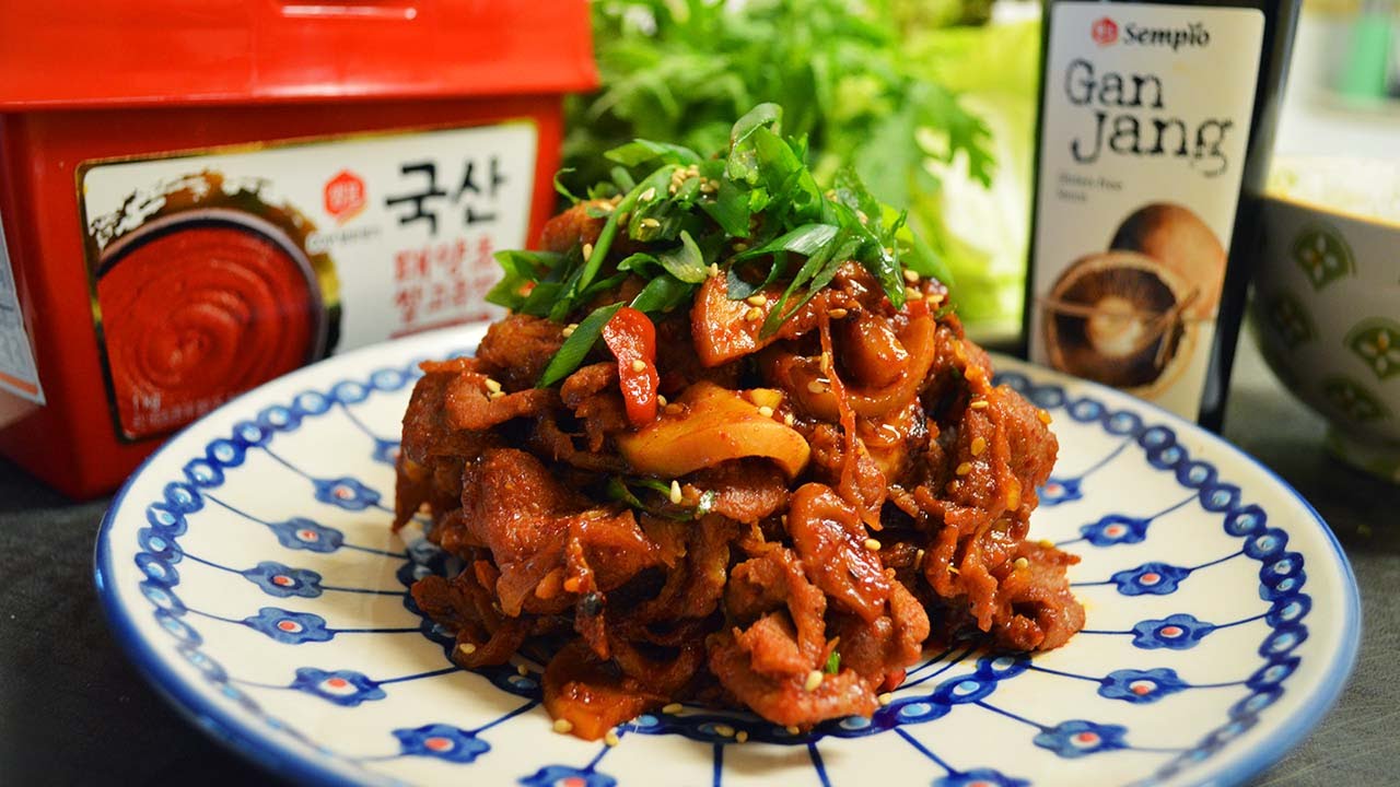 Мясо по корейски рецепт приготовления. Кимчи поккым. Свинина по корейски. Свинина по карибски. Жареная свинина по корейски.