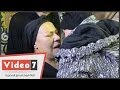 بالفيديو.. بكاء ناهد فريد شوقى فى أحضان صابرين فى عزاء ابنها