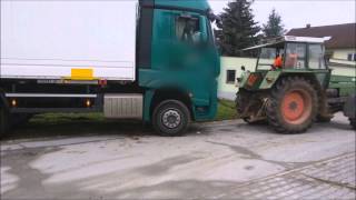 Fendt Favorit 610 LS zieht großen LKW vom Acker