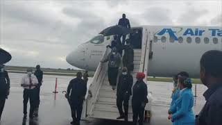 RAIS SAMIA SULUHU ATUA DAR AKITOKEA DODOMA/Kesho atampokea Rais wa Botswana RAIS SAMIA SULUHU ATUA DAR AKITOKEA DODOMA/Kesho atampokea Rais wa Botswana