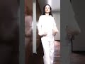 “Esse look tem cheiro de passado… daqueles que nunca saem de moda.”