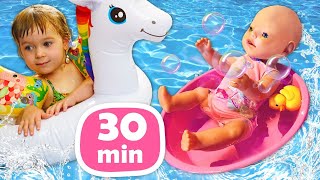 ¡De vacaciones con la pequeña Bianca y sus juguetes! Vídeos de bebés para niños.