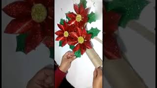 adorno navideño hecho con flores de tetrapack