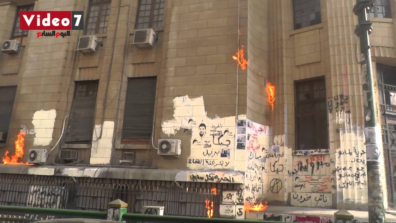 بلاك بلوك يشعلون النيران بدار القضاء العالى