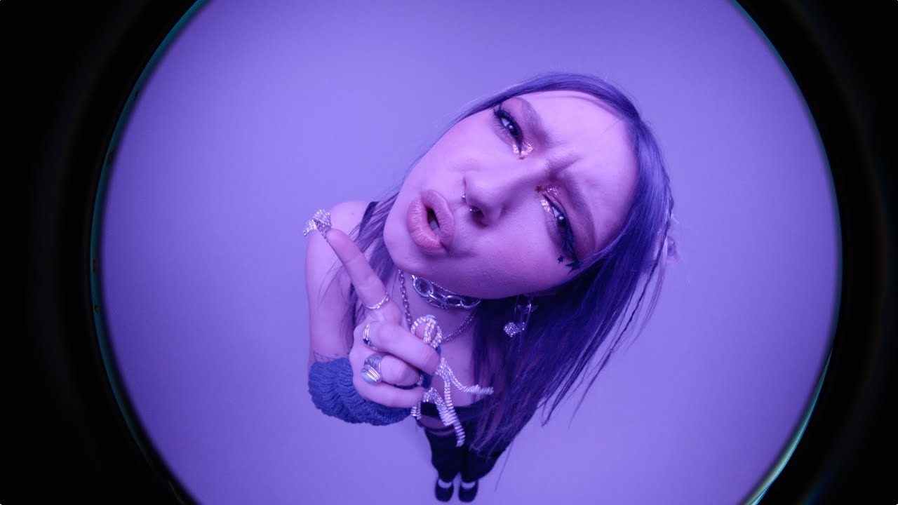 Mira Ūla - gold star ⭐️ (Official Video) en YouTube Mira Ūla - gold star ⭐️ (Official Video) en YouTube