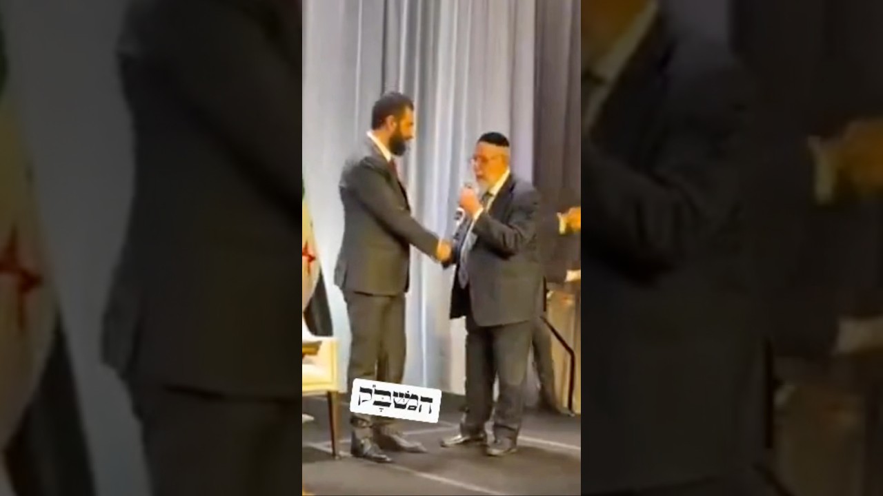 הרב יוסף חמרה רב קהילת יהודי סוריה בארה"ב, מברך בעברית את נשיא סוריה א-שרע ברוך שחלק מכבודו לבשר ודם