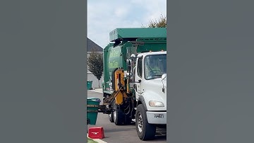 Slamming labrie automizer garbage truck!￼