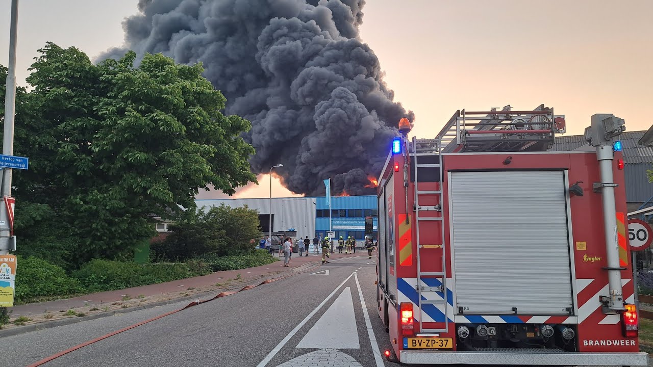 Grip 2 zeer grote brand bij plastic en houthandel in Ter Aar