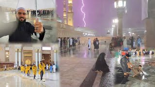 شاهد قوة الأمطار على ساحات المسجد النبوي الشريف اليوم الثلاثاء ١٣ جماد الآخر ١٤٤٥ هجرية