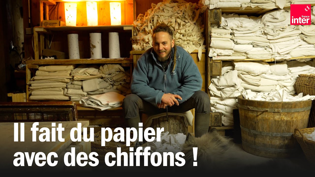 Il fait du papier avec des chiffons !